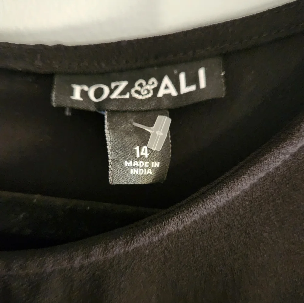 EUC Roz and Ali Black Dress with elegant tie sleeves.  Stunning.  Size 14